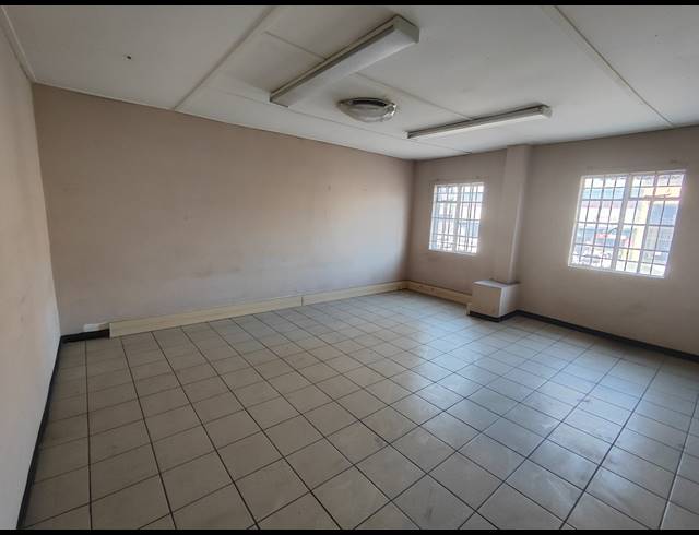 950M² WAREHOUSE TO LET IN ROSSBURGH